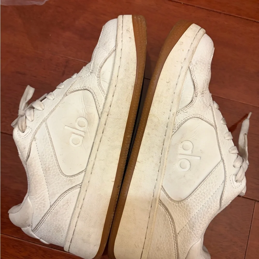 ALO Yoga soft white